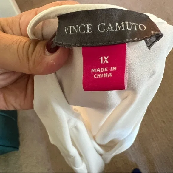 Vince Camuto Ivory 1X Plus Size Flowy Blouse - Picture 4 of 5